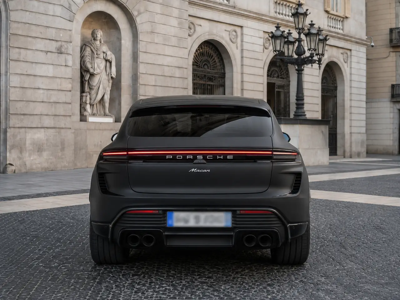 Porsche Macan 2024, vue arrière — Geneva Luxury Car Rental, Genève. Porsche Macan à Genève Louer un Porsche Macan à Genève, c'est disposer d'un SUV 2024…