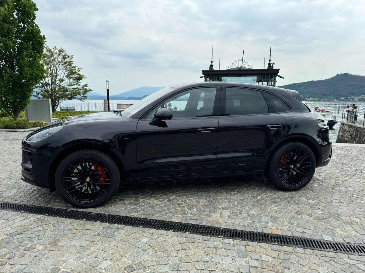 Porsche Macan GTS 2024 — Geneva Luxury Car Rental, Genève. Porsche Macan GTS à Genève La Porsche Macan GTS 2024 est disponible à la location à…