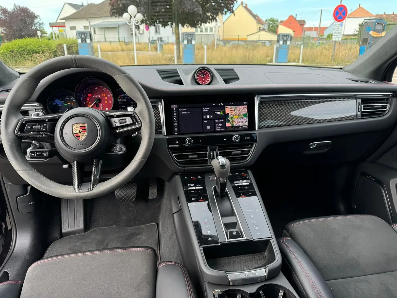 Porsche Macan GTS 2024, extérieur — Geneva Luxury Car Rental, Genève. Porsche Macan GTS à Genève La Porsche Macan GTS 2024 est disponible à la location à…