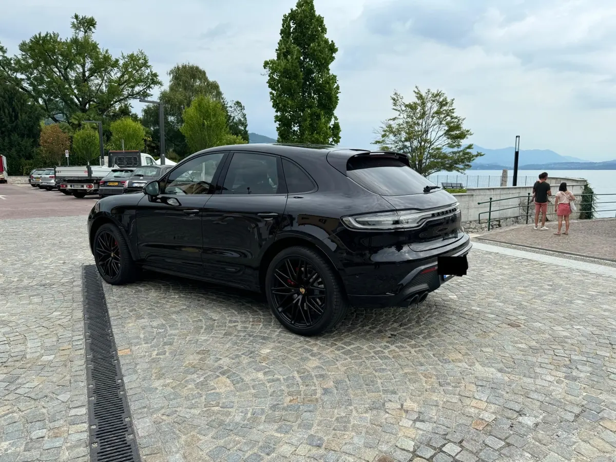 Porsche Macan GTS 2024, vue avant — Geneva Luxury Car Rental, Genève. Porsche Macan GTS à Genève La Porsche Macan GTS 2024 est disponible à la location à…