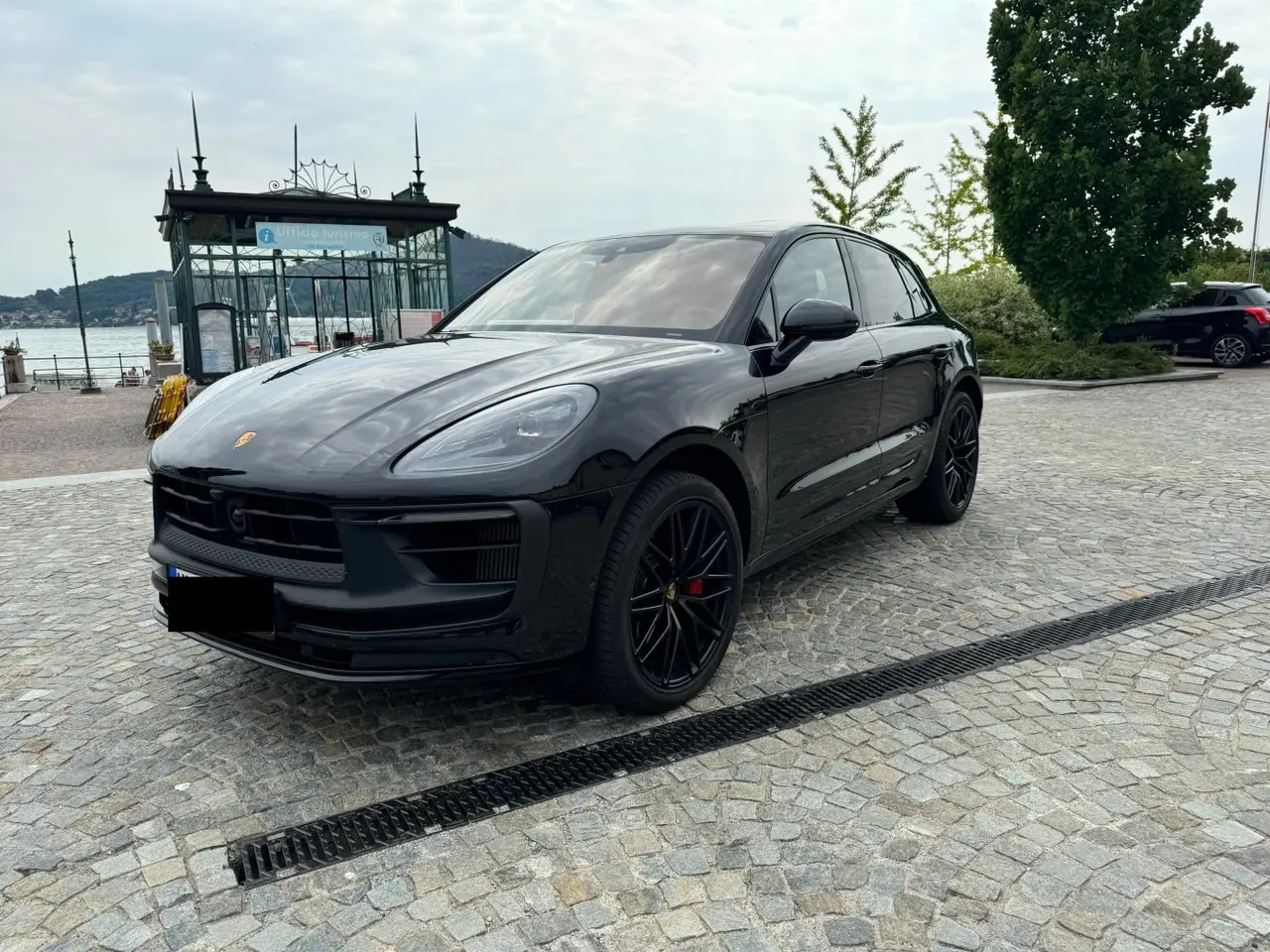 Porsche Macan GTS 2024, vue arrière — Geneva Luxury Car Rental, Genève. Porsche Macan GTS à Genève La Porsche Macan GTS 2024 est disponible à la location à…