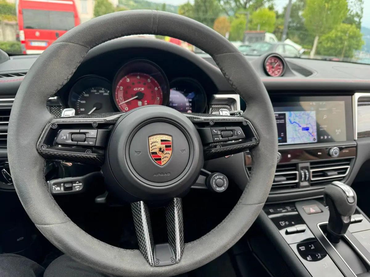 Porsche Macan GTS 2024, intérieur — Geneva Luxury Car Rental, Genève. Porsche Macan GTS à Genève La Porsche Macan GTS 2024 est disponible à la location à…