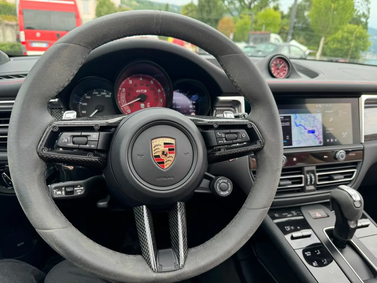 Porsche Macan GTS 2024, intérieur — Geneva Luxury Car Rental, Genève. Porsche Macan GTS à Genève La Porsche Macan GTS 2024 est disponible à la location à…