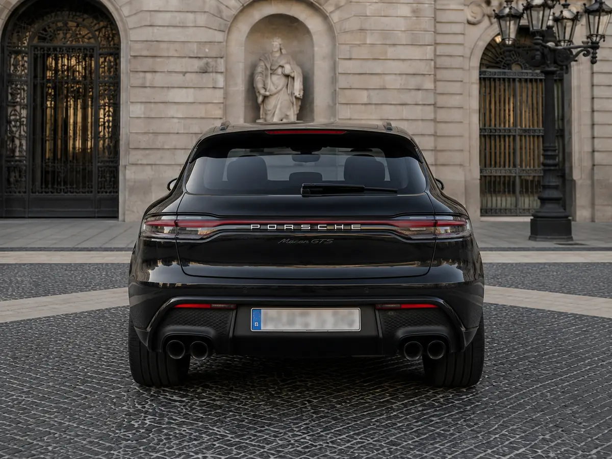 Porsche Macan GTS 2024, vue arrière — Geneva Luxury Car Rental, Genève. Porsche Macan GTS à Genève La Porsche Macan GTS 2024 est disponible à la location à…