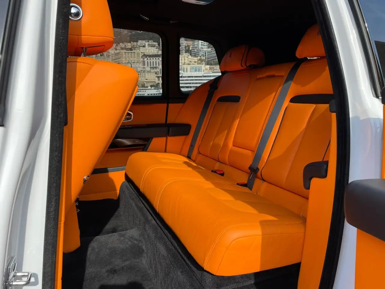 Rolls-Royce Cullinan 2022, vue avant — Geneva Luxury Car Rental, Genève. Rolls-Royce Cullinan à Genève Cette Rolls-Royce Cullinan 2022 est proposée à la location…
