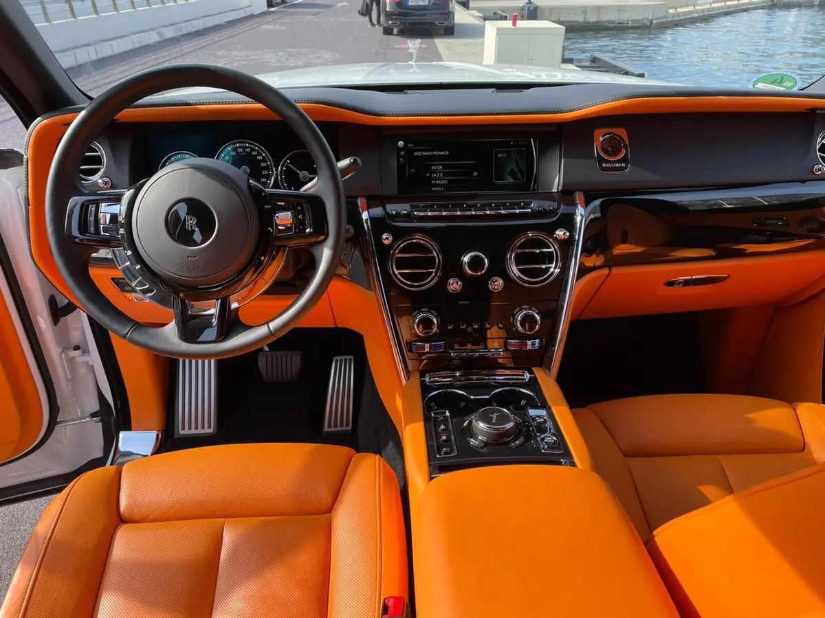 Rolls-Royce Cullinan 2022, vue arrière — Geneva Luxury Car Rental, Genève. Rolls-Royce Cullinan à Genève Cette Rolls-Royce Cullinan 2022 est proposée à la location…