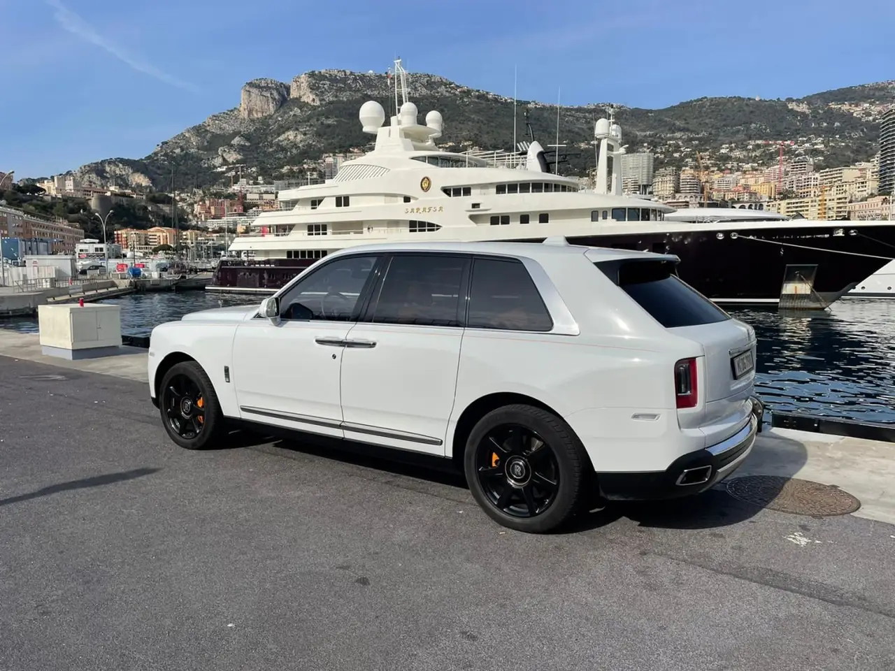 Rolls-Royce Cullinan 2022, extérieur — Geneva Luxury Car Rental, Genève. Rolls-Royce Cullinan à Genève Cette Rolls-Royce Cullinan 2022 est proposée à la location…