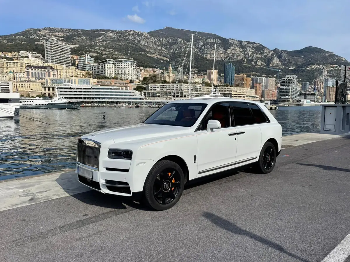 Rolls-Royce Cullinan 2022 — Geneva Luxury Car Rental, Genève. Rolls-Royce Cullinan à Genève Cette Rolls-Royce Cullinan 2022 est proposée à la location…