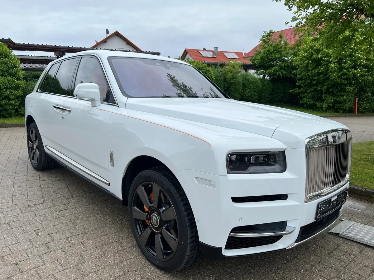 Rolls-Royce Cullinan 2022, intérieur — Geneva Luxury Car Rental, Genève. Rolls-Royce Cullinan à Genève Cette Rolls-Royce Cullinan 2022 est proposée à la location…