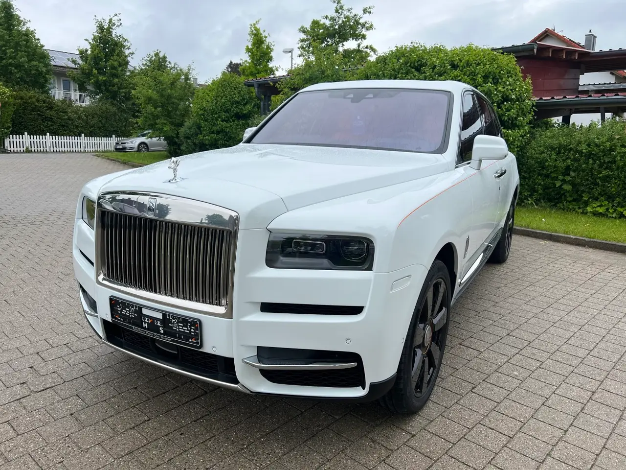 Rolls-Royce Cullinan 2022, tableau de bord — Geneva Luxury Car Rental, Genève. Rolls-Royce Cullinan à Genève Cette Rolls-Royce Cullinan 2022 est proposée à la location…