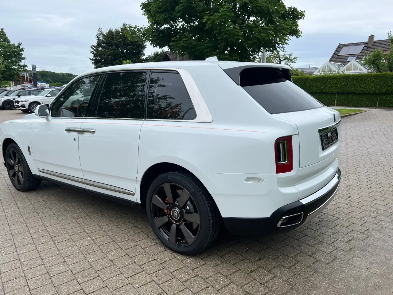 Rolls-Royce Cullinan 2022, profil latéral — Geneva Luxury Car Rental, Genève. Rolls-Royce Cullinan à Genève Cette Rolls-Royce Cullinan 2022 est proposée à la location…