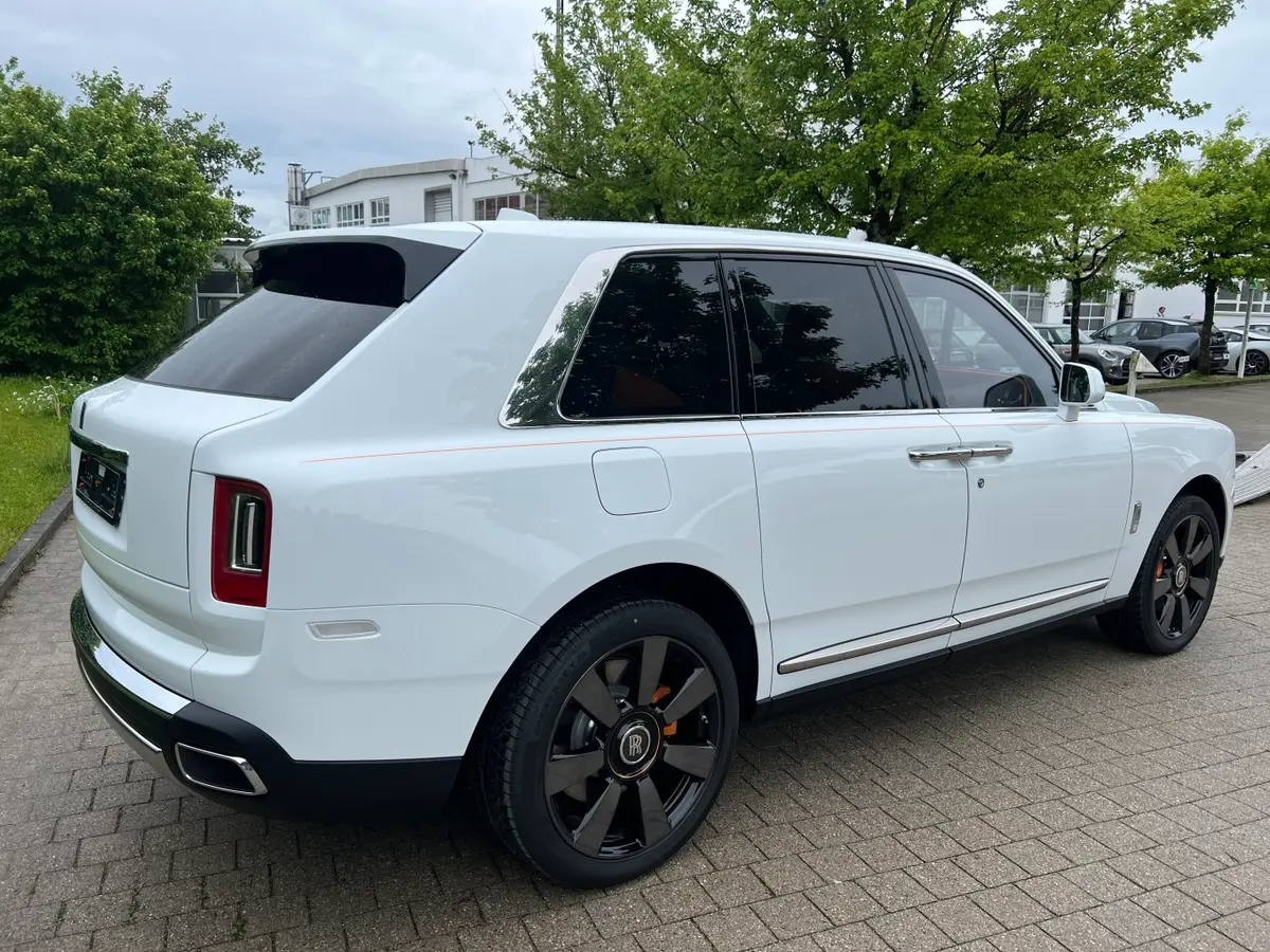Rolls-Royce Cullinan 2022, extérieur — Geneva Luxury Car Rental, Genève. Rolls-Royce Cullinan à Genève Cette Rolls-Royce Cullinan 2022 est proposée à la location…