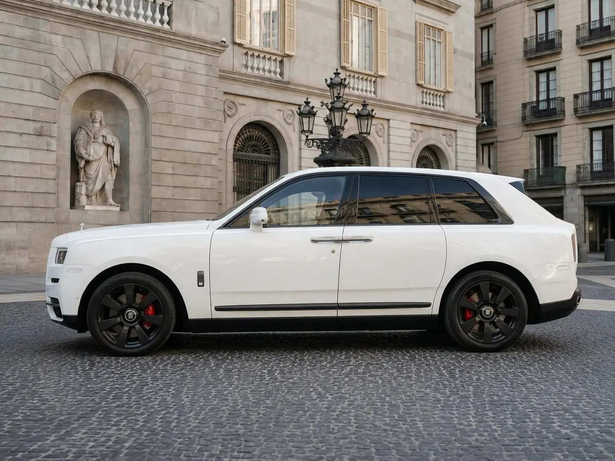 Rolls-Royce Cullinan 2022, extérieur — Geneva Luxury Car Rental, Genève. Rolls-Royce Cullinan à Genève Cette Rolls-Royce Cullinan 2022 est proposée à la location…