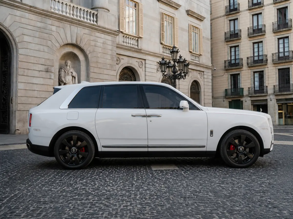 Rolls-Royce Cullinan 2022, vue avant — Geneva Luxury Car Rental, Genève. Rolls-Royce Cullinan à Genève Cette Rolls-Royce Cullinan 2022 est proposée à la location…