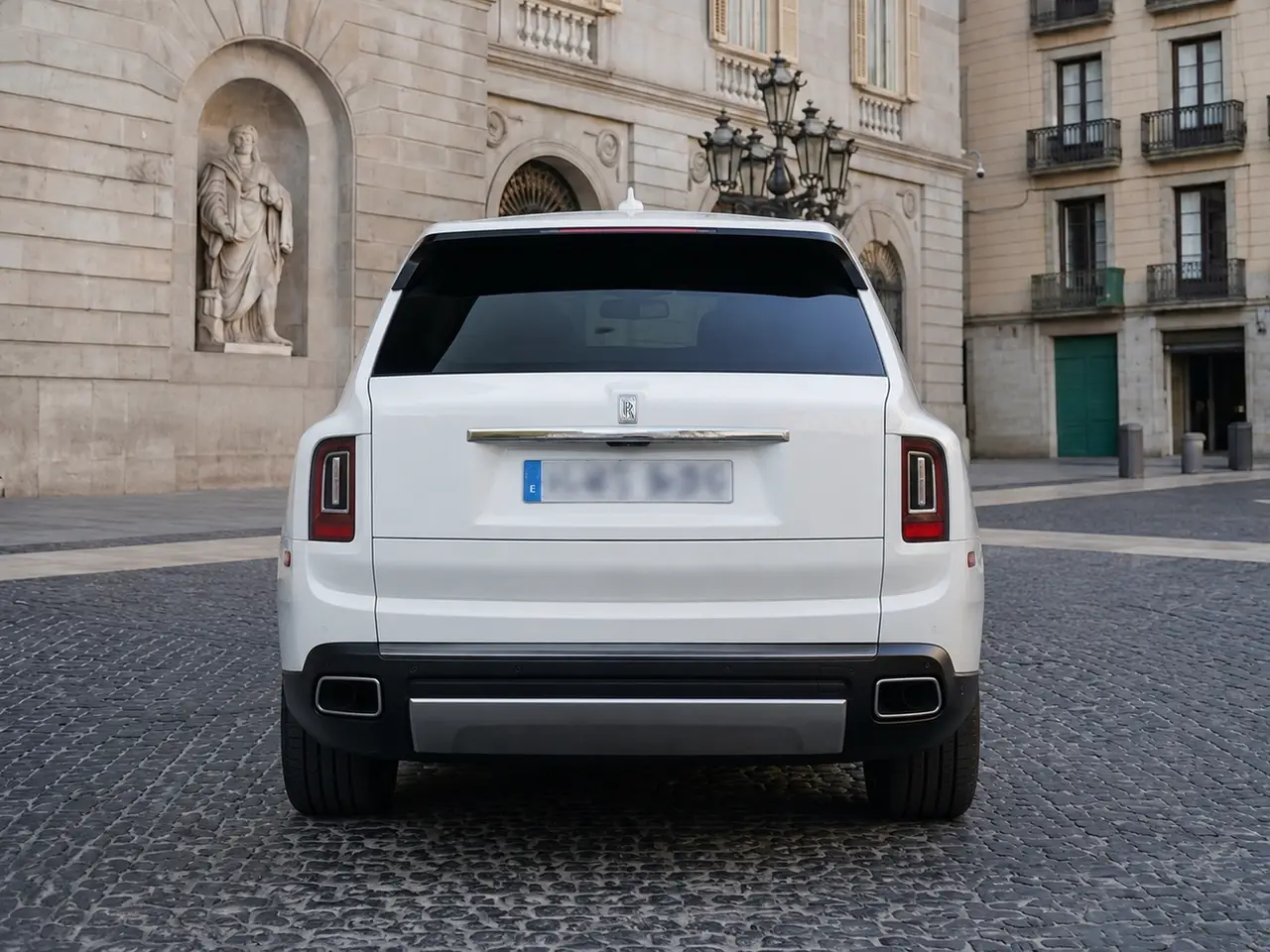 Rolls-Royce Cullinan 2022, vue arrière — Geneva Luxury Car Rental, Genève. Rolls-Royce Cullinan à Genève Cette Rolls-Royce Cullinan 2022 est proposée à la location…