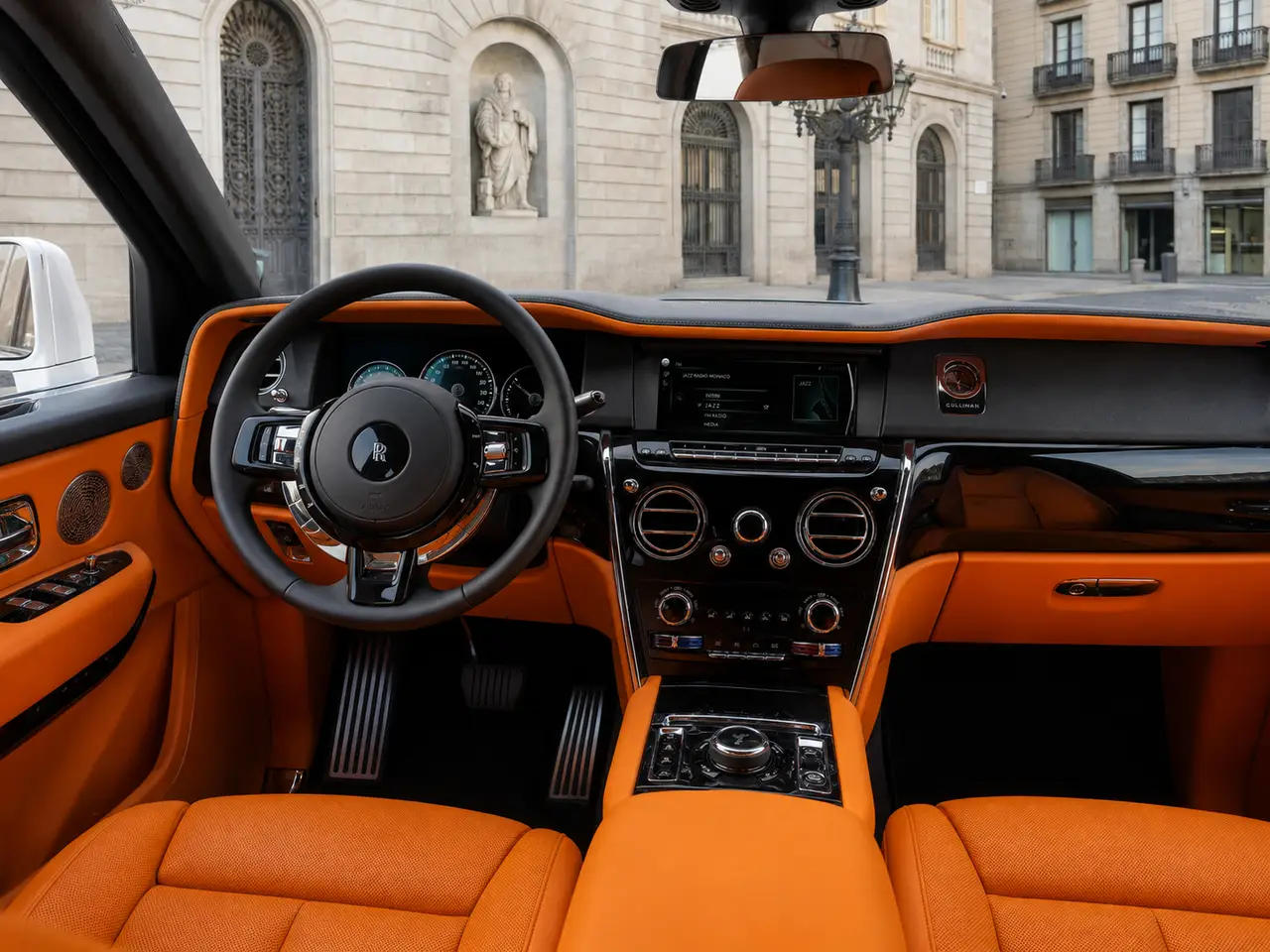 Rolls-Royce Cullinan 2022, intérieur — Geneva Luxury Car Rental, Genève. Rolls-Royce Cullinan à Genève Cette Rolls-Royce Cullinan 2022 est proposée à la location…
