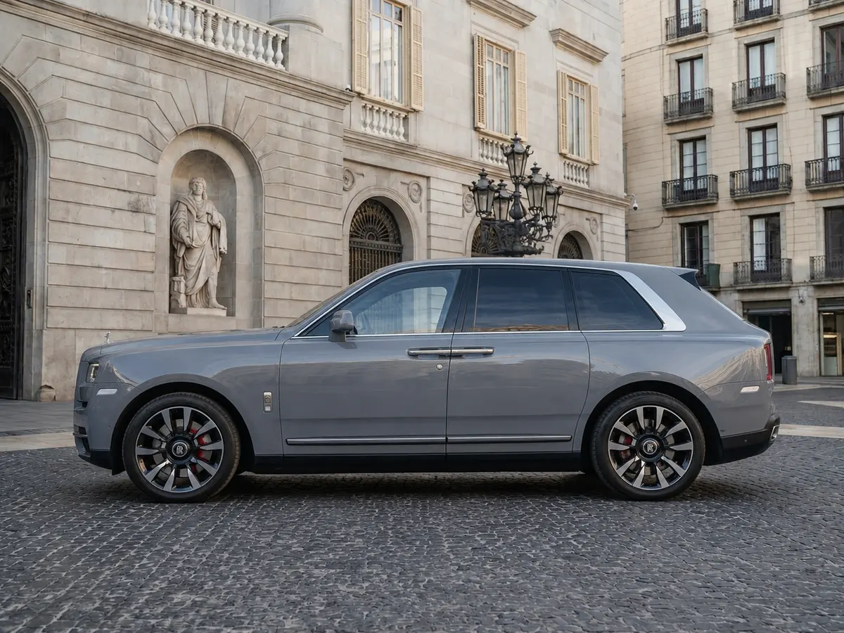 Rolls-Royce Cullinan 2025, extérieur — Geneva Luxury Car Rental, Genève. Rolls-Royce Cullinan 2025 à Genève Le Rolls-Royce Cullinan 2025 fait partie des modèles…