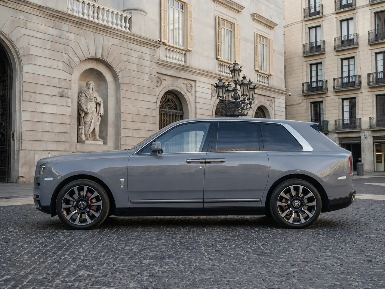 Rolls-Royce Cullinan 2025, extérieur — Geneva Luxury Car Rental, Genève. Rolls-Royce Cullinan 2025 à Genève Le Rolls-Royce Cullinan 2025 fait partie des modèles…