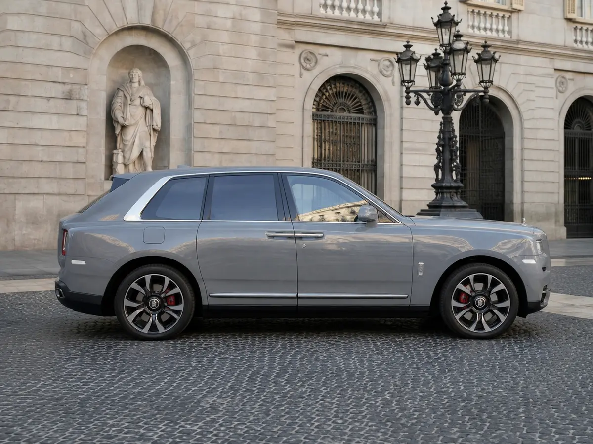 Rolls-Royce Cullinan 2025, vue avant — Geneva Luxury Car Rental, Genève. Rolls-Royce Cullinan 2025 à Genève Le Rolls-Royce Cullinan 2025 fait partie des modèles…