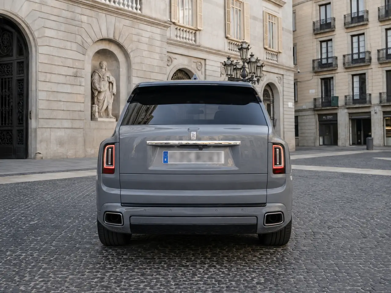 Rolls-Royce Cullinan 2025, vue arrière — Geneva Luxury Car Rental, Genève. Rolls-Royce Cullinan 2025 à Genève Le Rolls-Royce Cullinan 2025 fait partie des modèles…