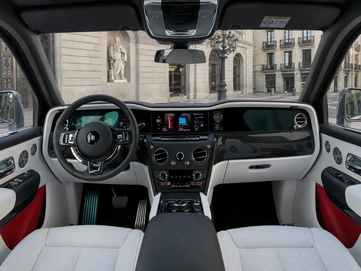 Rolls-Royce Cullinan 2025, intérieur — Geneva Luxury Car Rental, Genève. Rolls-Royce Cullinan 2025 à Genève Le Rolls-Royce Cullinan 2025 fait partie des modèles…