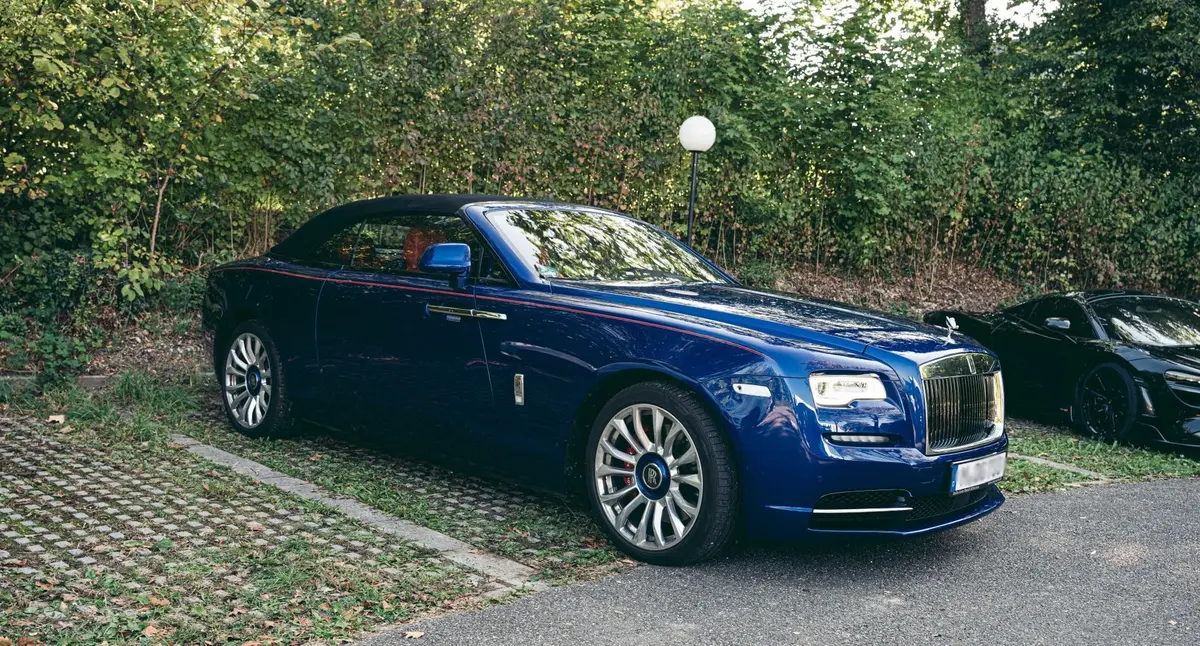 Rolls-Royce Dawn 2022 — Geneva Luxury Car Rental, Genève. Rolls-Royce Dawn à Genève La Rolls-Royce Dawn 2022 est proposée à la location à Genève…