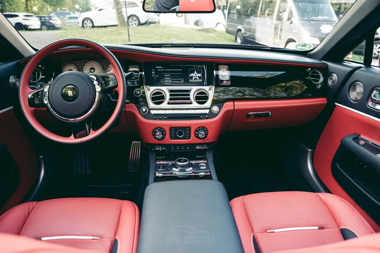 Rolls-Royce Dawn 2022, extérieur — Geneva Luxury Car Rental, Genève. Rolls-Royce Dawn à Genève La Rolls-Royce Dawn 2022 est proposée à la location à Genève…