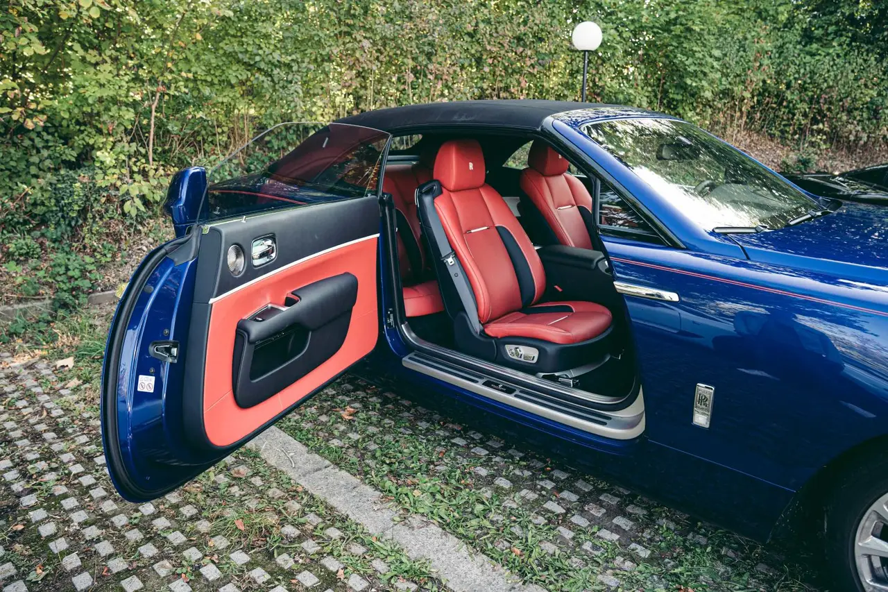 Rolls-Royce Dawn 2022, vue avant — Geneva Luxury Car Rental, Genève. Rolls-Royce Dawn à Genève La Rolls-Royce Dawn 2022 est proposée à la location à Genève…