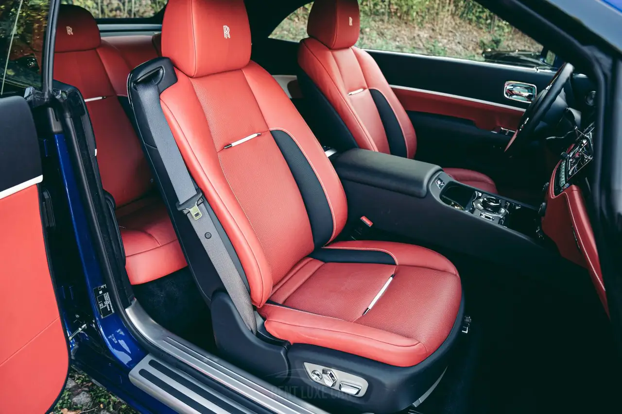 Rolls-Royce Dawn 2022, vue arrière — Geneva Luxury Car Rental, Genève. Rolls-Royce Dawn à Genève La Rolls-Royce Dawn 2022 est proposée à la location à Genève…