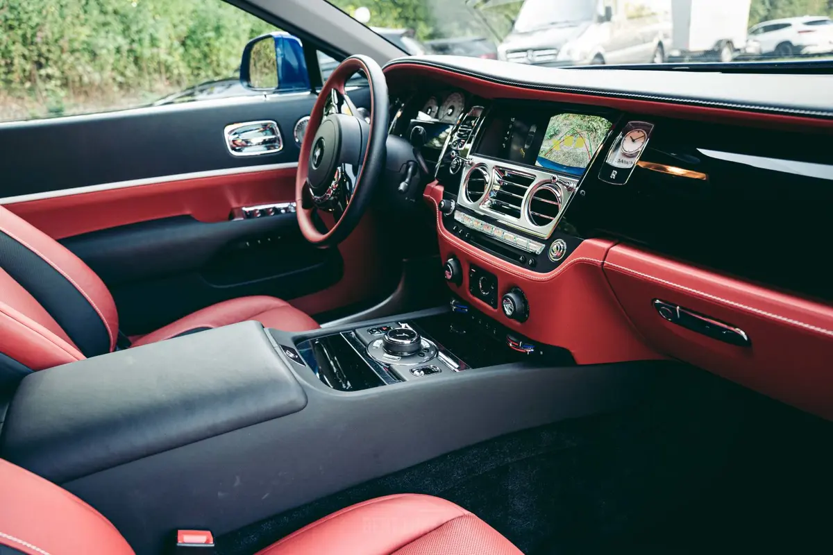 Rolls-Royce Dawn 2022, intérieur — Geneva Luxury Car Rental, Genève. Rolls-Royce Dawn à Genève La Rolls-Royce Dawn 2022 est proposée à la location à Genève…