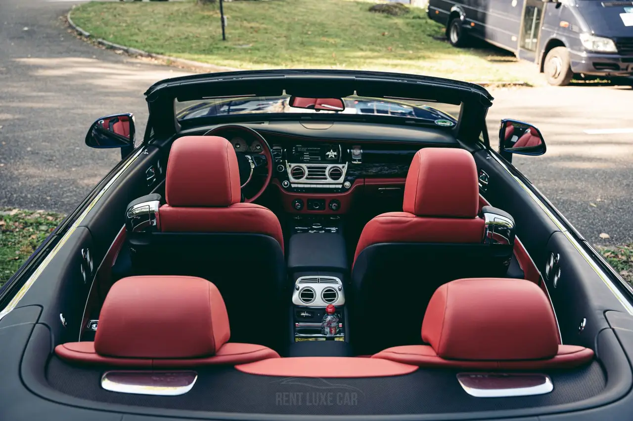 Rolls-Royce Dawn 2022, tableau de bord — Geneva Luxury Car Rental, Genève. Rolls-Royce Dawn à Genève La Rolls-Royce Dawn 2022 est proposée à la location à Genève…