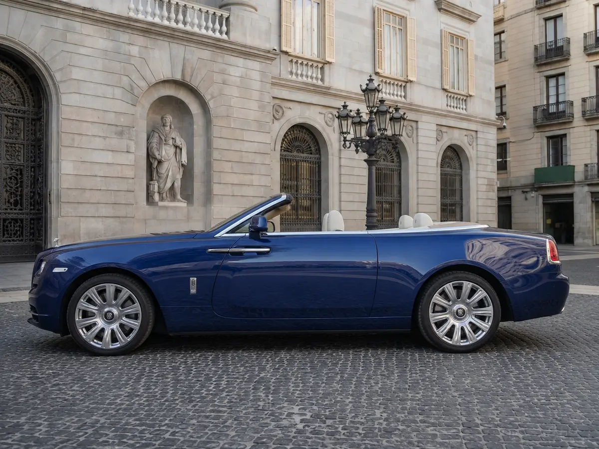 Rolls-Royce Dawn 2022, extérieur — Geneva Luxury Car Rental, Genève. Rolls-Royce Dawn à Genève La Rolls-Royce Dawn 2022 est proposée à la location à Genève…