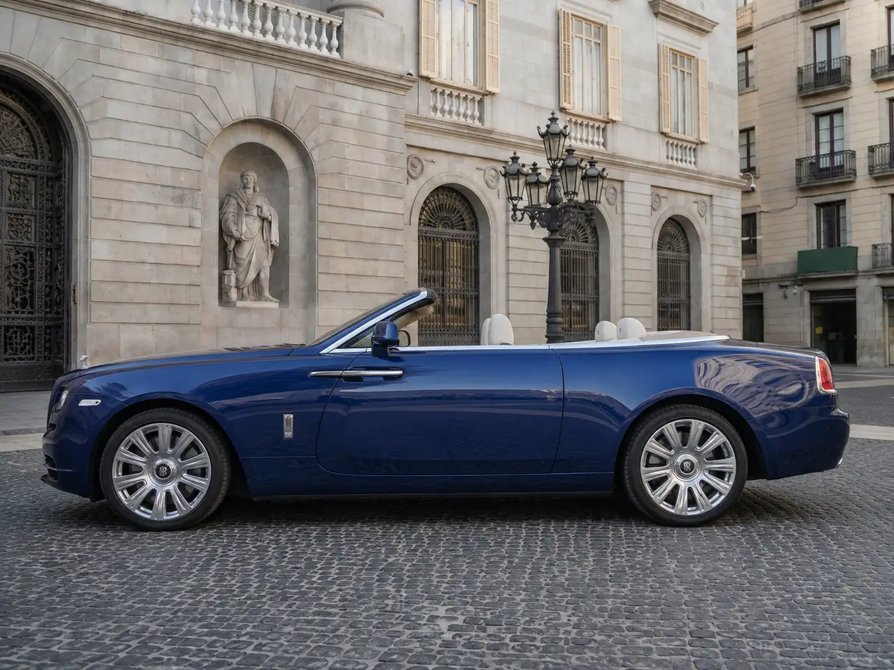 Rolls-Royce Dawn 2022, extérieur — Geneva Luxury Car Rental, Genève. Rolls-Royce Dawn à Genève La Rolls-Royce Dawn 2022 est proposée à la location à Genève…