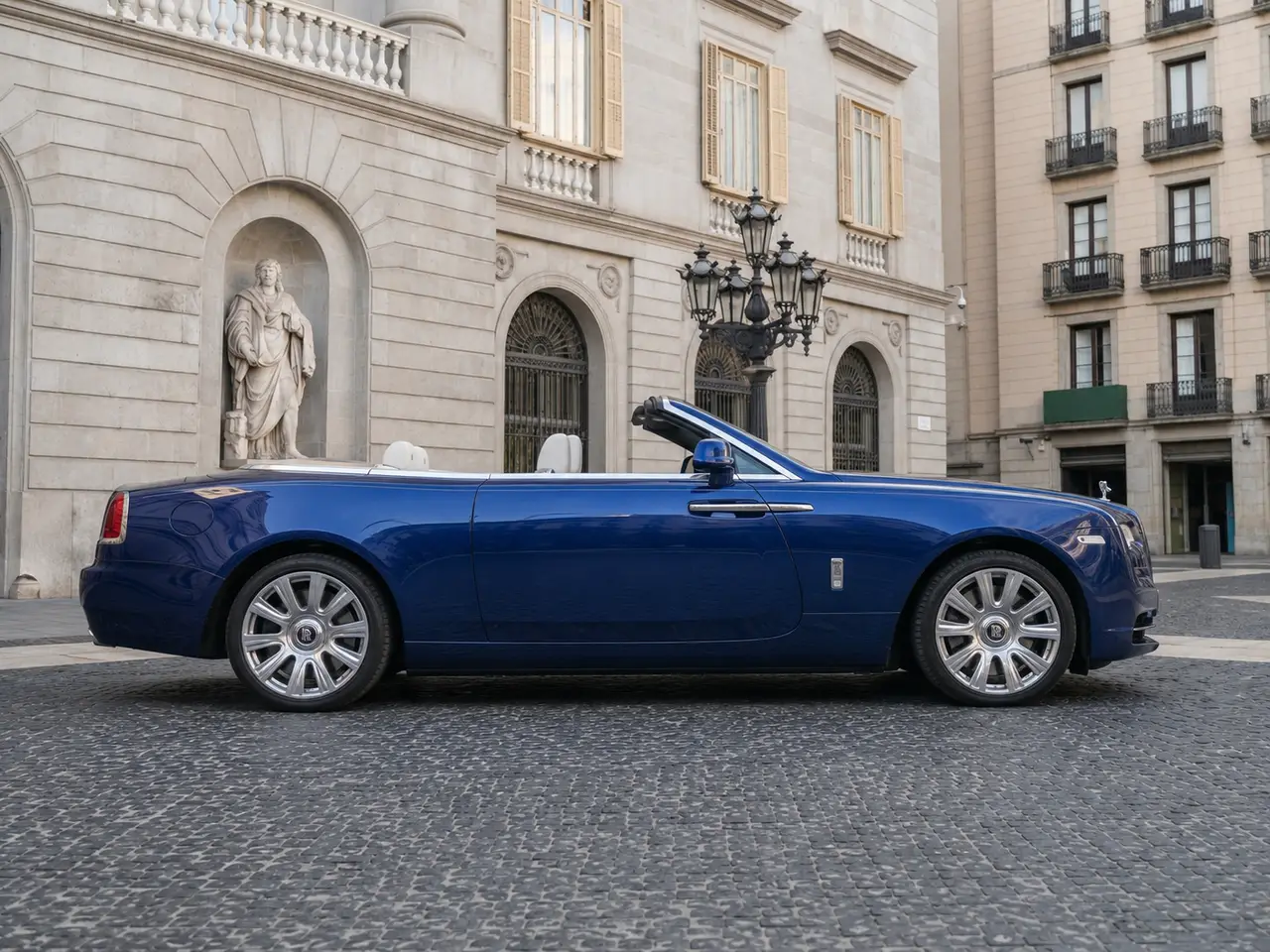 Rolls-Royce Dawn 2022, vue avant — Geneva Luxury Car Rental, Genève. Rolls-Royce Dawn à Genève La Rolls-Royce Dawn 2022 est proposée à la location à Genève…