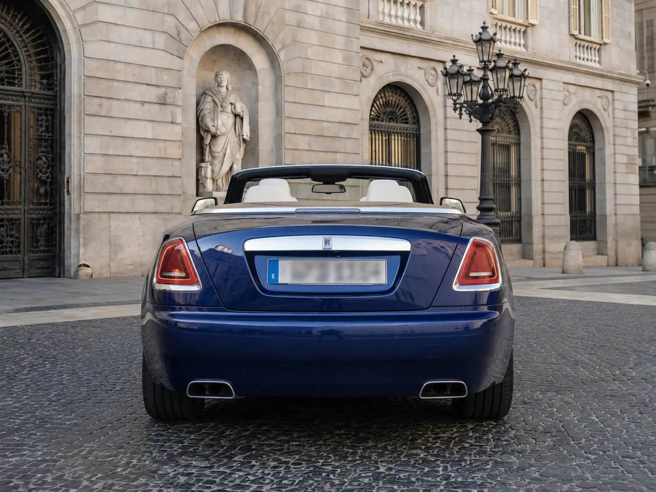 Rolls-Royce Dawn 2022, vue arrière — Geneva Luxury Car Rental, Genève. Rolls-Royce Dawn à Genève La Rolls-Royce Dawn 2022 est proposée à la location à Genève…