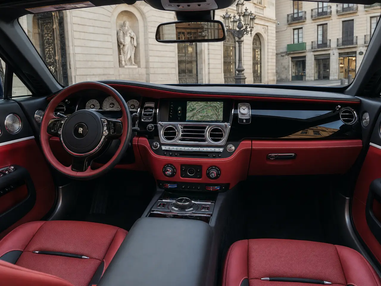 Rolls-Royce Dawn 2022, intérieur — Geneva Luxury Car Rental, Genève. Rolls-Royce Dawn à Genève La Rolls-Royce Dawn 2022 est proposée à la location à Genève…