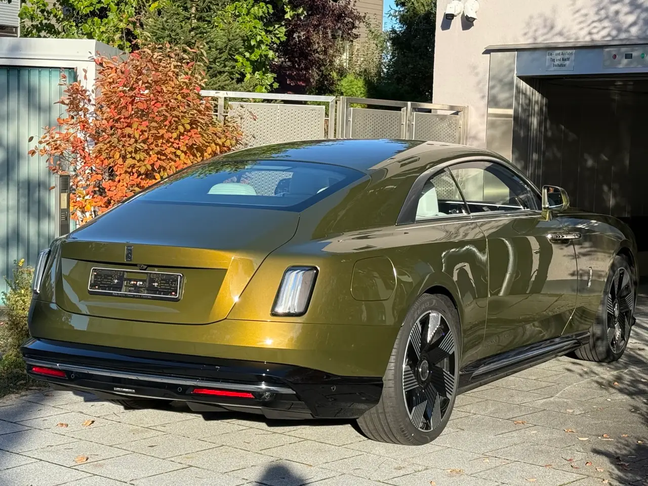 Rolls-Royce Spectre 2024, extérieur — Geneva Luxury Car Rental, Genève. Rolls-Royce Spectre à Genève La Rolls-Royce Spectre 2024 est proposée à la location à…