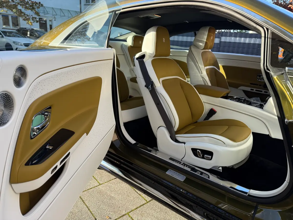 Rolls-Royce Spectre 2024, vue avant — Geneva Luxury Car Rental, Genève. Rolls-Royce Spectre à Genève La Rolls-Royce Spectre 2024 est proposée à la location à…