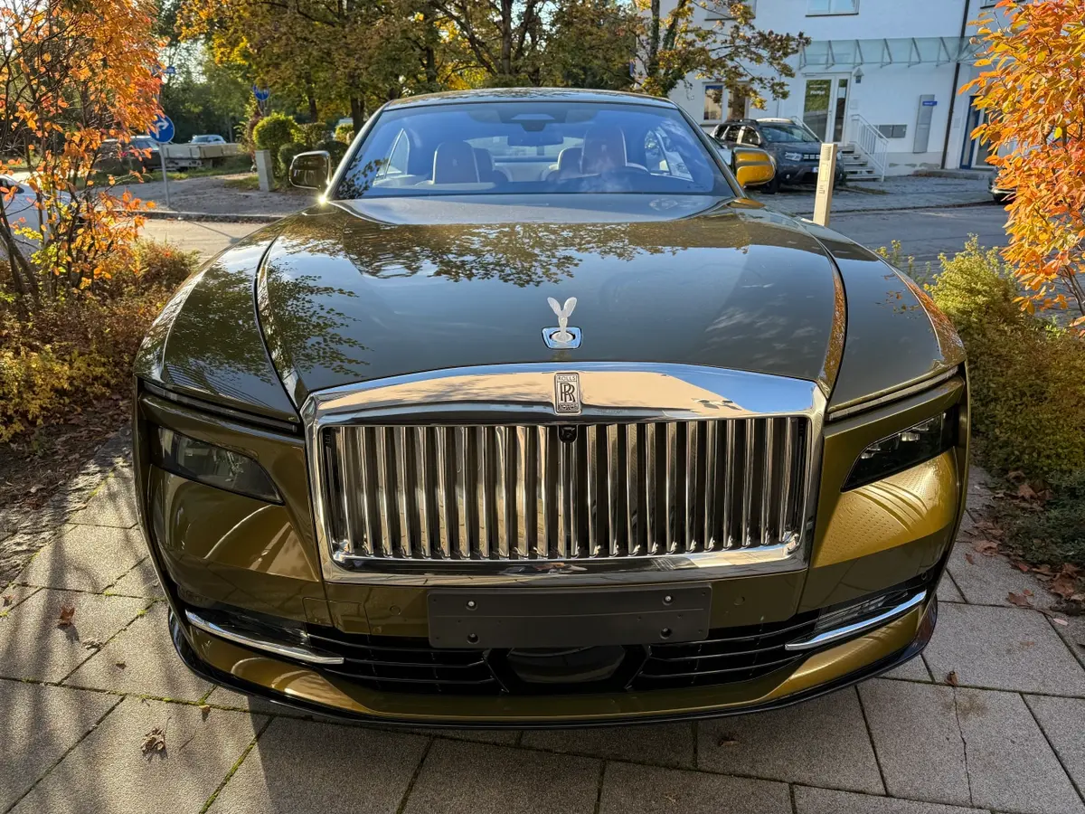 Rolls-Royce Spectre 2024 — Geneva Luxury Car Rental, Genève. Rolls-Royce Spectre à Genève La Rolls-Royce Spectre 2024 est proposée à la location à…