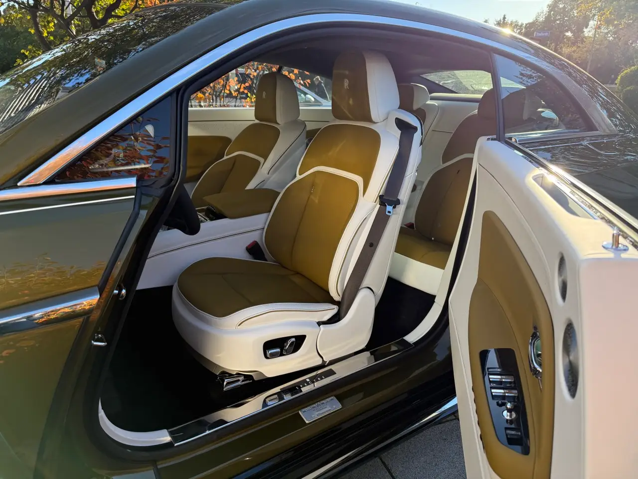 Rolls-Royce Spectre 2024, vue arrière — Geneva Luxury Car Rental, Genève. Rolls-Royce Spectre à Genève La Rolls-Royce Spectre 2024 est proposée à la location à…