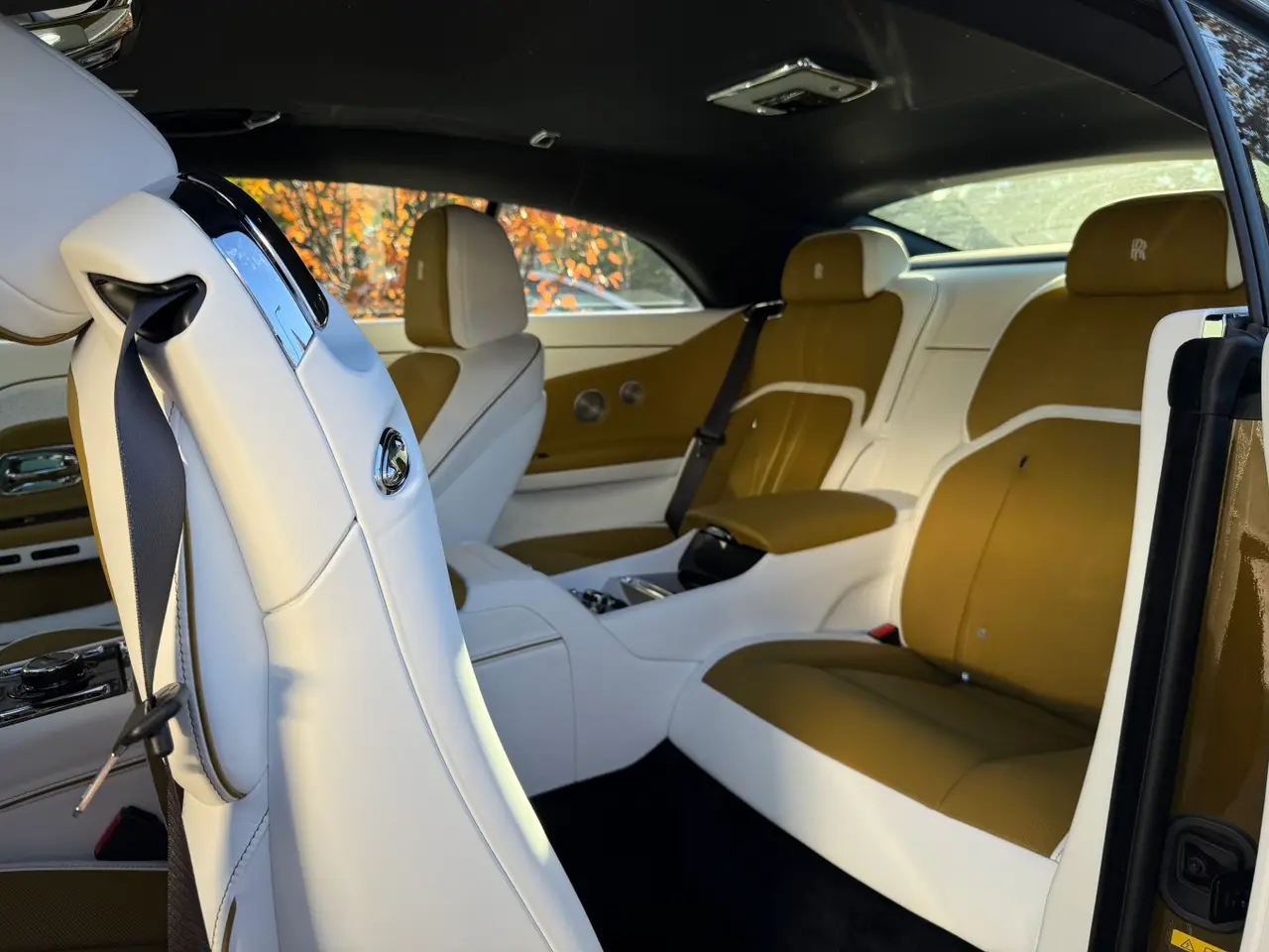 Rolls-Royce Spectre 2024, intérieur — Geneva Luxury Car Rental, Genève. Rolls-Royce Spectre à Genève La Rolls-Royce Spectre 2024 est proposée à la location à…