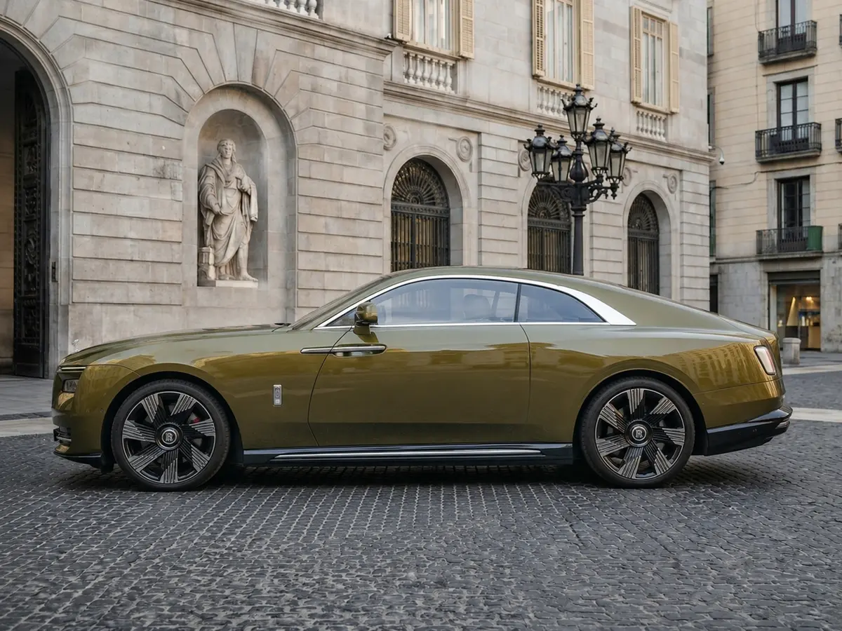 Rolls-Royce Spectre 2024, extérieur — Geneva Luxury Car Rental, Genève. Rolls-Royce Spectre à Genève La Rolls-Royce Spectre 2024 est proposée à la location à…