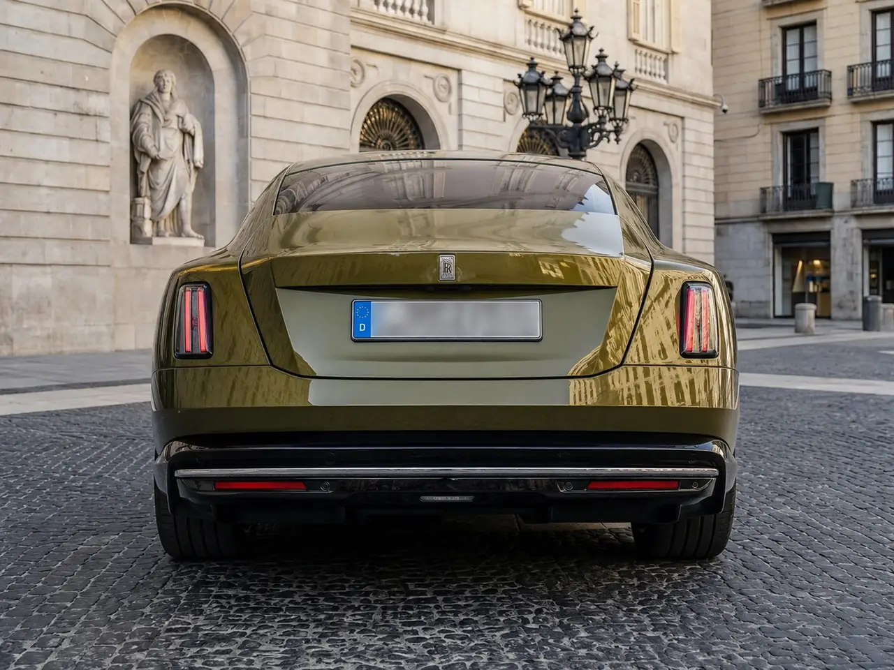 Rolls-Royce Spectre 2024, vue arrière — Geneva Luxury Car Rental, Genève. Rolls-Royce Spectre à Genève La Rolls-Royce Spectre 2024 est proposée à la location à…