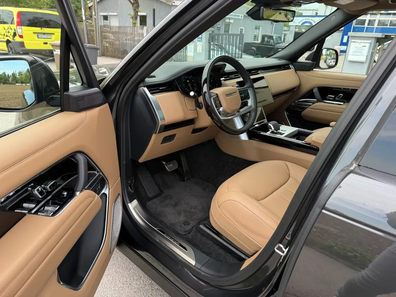 Rover Range Rover Autobiography D350 7s 2025, vue avant — Geneva Luxury Car Rental, Genève. Rover Range Rover Autobiography D350 7s à Genève Le Rover Range Rover Autobiography D350…