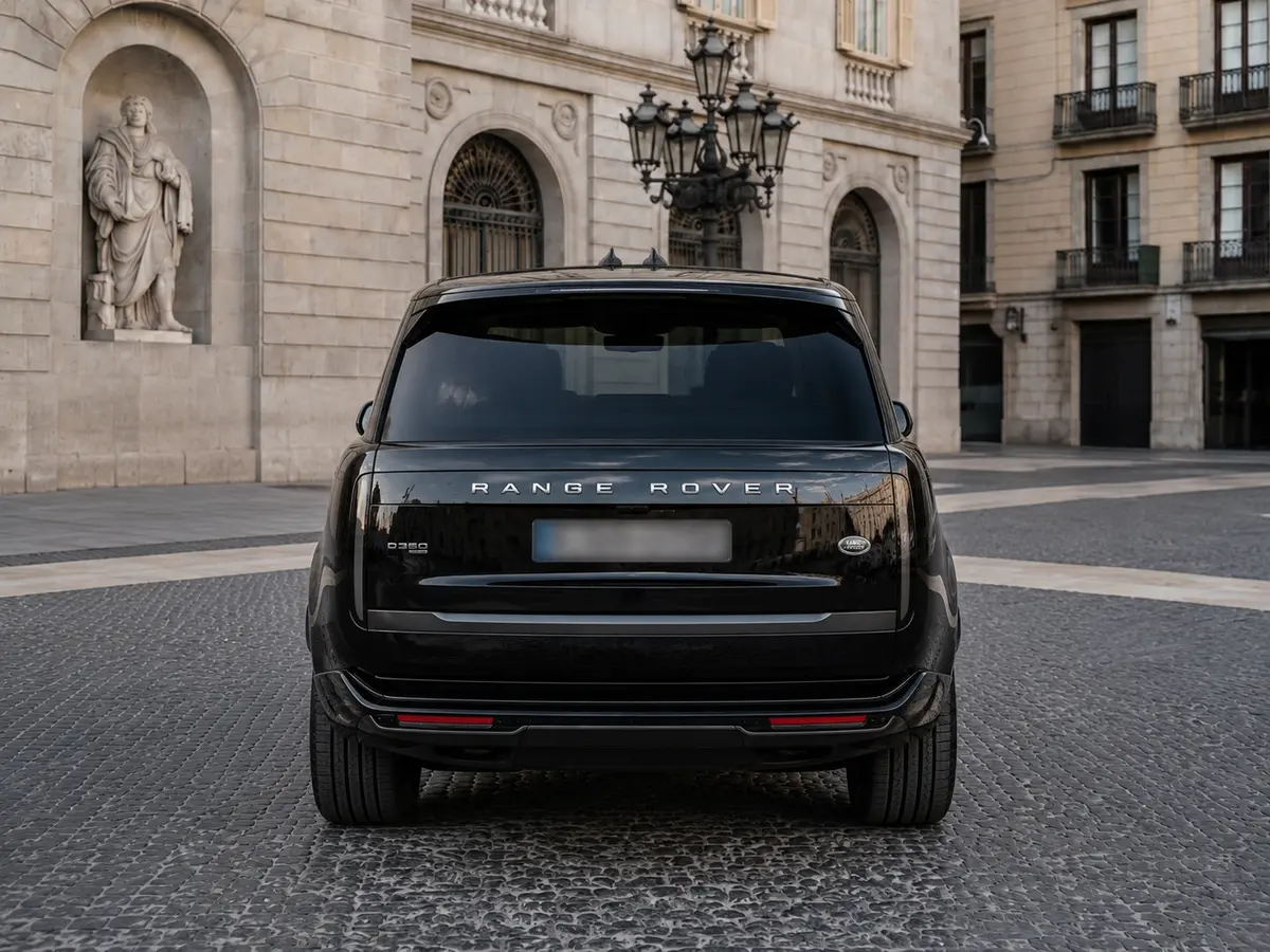 Rover Range Rover Autobiography D350 7s 2025, vue arrière — Geneva Luxury Car Rental, Genève. Rover Range Rover Autobiography D350 7s à Genève Le Rover Range Rover Autobiography D350…