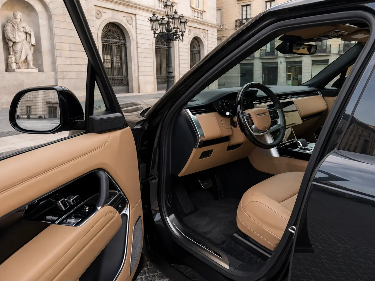 Rover Range Rover Autobiography D350 7s 2025, intérieur — Geneva Luxury Car Rental, Genève. Rover Range Rover Autobiography D350 7s à Genève Le Rover Range Rover Autobiography D350…