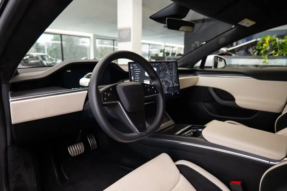 Tesla Model S Plaid 2025, vue avant — Geneva Luxury Car Rental, Genève. Tesla Model S Plaid à Genève La Tesla Model S Plaid 2025 est proposée à la location à…