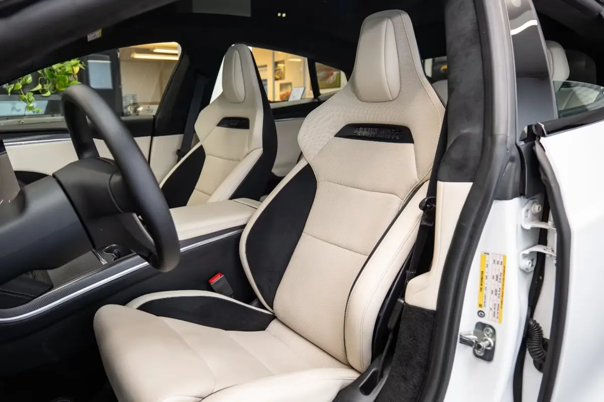 Tesla Model S Plaid 2025, vue arrière — Geneva Luxury Car Rental, Genève. Tesla Model S Plaid à Genève La Tesla Model S Plaid 2025 est proposée à la location à…