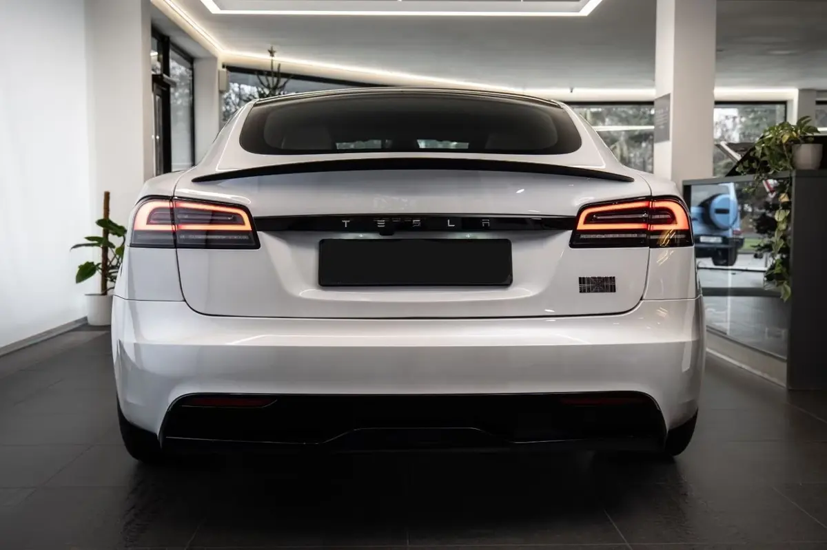 Tesla Model S Plaid 2025, intérieur — Geneva Luxury Car Rental, Genève. Tesla Model S Plaid à Genève La Tesla Model S Plaid 2025 est proposée à la location à…