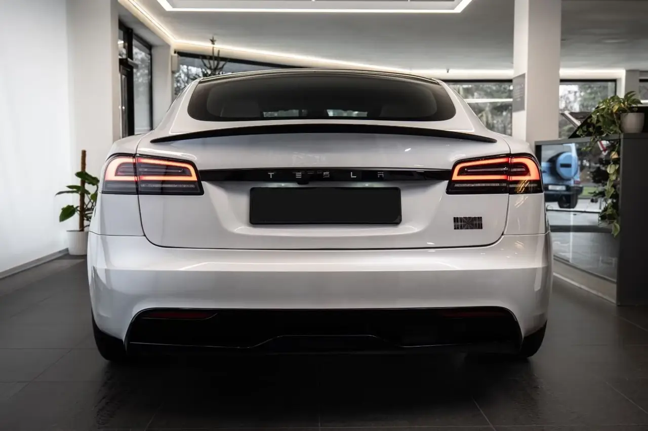Tesla Model S Plaid 2025, intérieur — Geneva Luxury Car Rental, Genève. Tesla Model S Plaid à Genève La Tesla Model S Plaid 2025 est proposée à la location à…